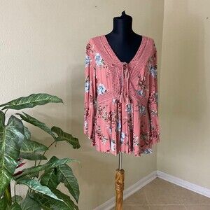 Torrid Women's Size 00 ( 10) Boho Floral Blouse w/Bell Sleeves & Tie Neck tassel